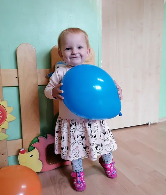 dziecko trzymające balona